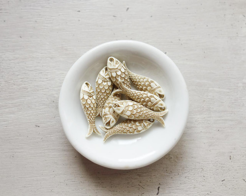 ドイツ製 魚のチャーム アイボリー&ゴールド 27×8.8mm (1個) ビーズ