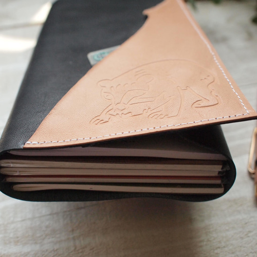 ヌメ革 『木彫り熊』型押しポケット A5・A5変形ノートカバー