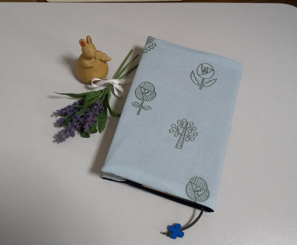 北欧＊お花刺繍単行本カバー 1枚目の画像