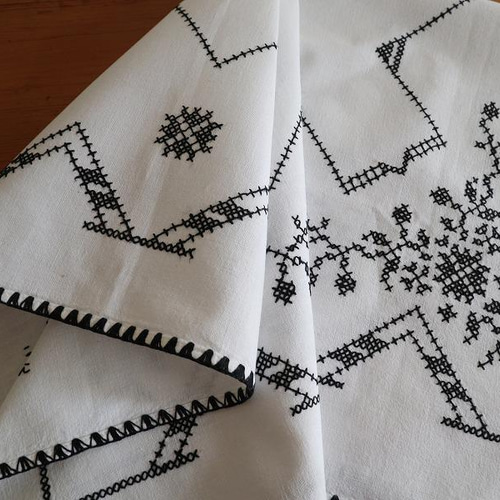 ドイツの手仕事/フォークロアな黒糸手刺繍がほどこされた 生地