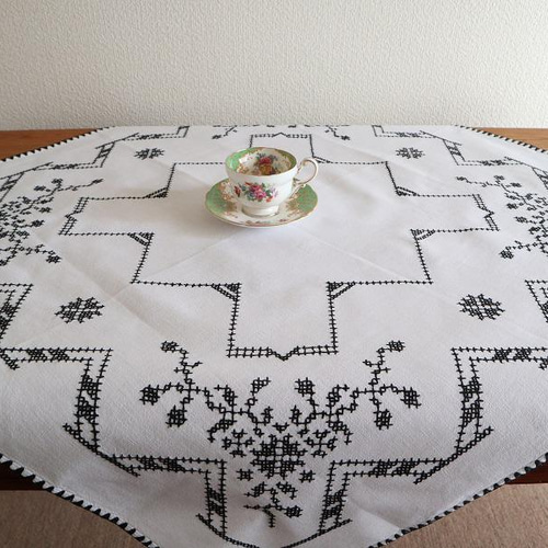 ドイツの手仕事/フォークロアな黒糸手刺繍がほどこされた 生地