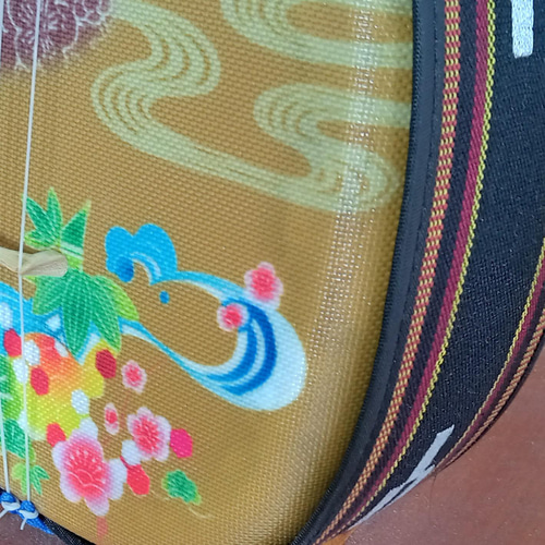 「おきなわ」柄三線 Amazon | 沖縄三線用 天キャップ 左御紋 黒 | 三線アクセサリ