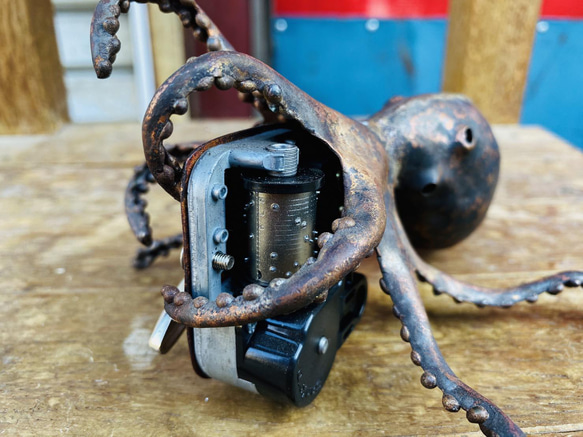 [銅板造形作品]タコのオルゴール　Octopus Music Box Made of Copper 2枚目の画像