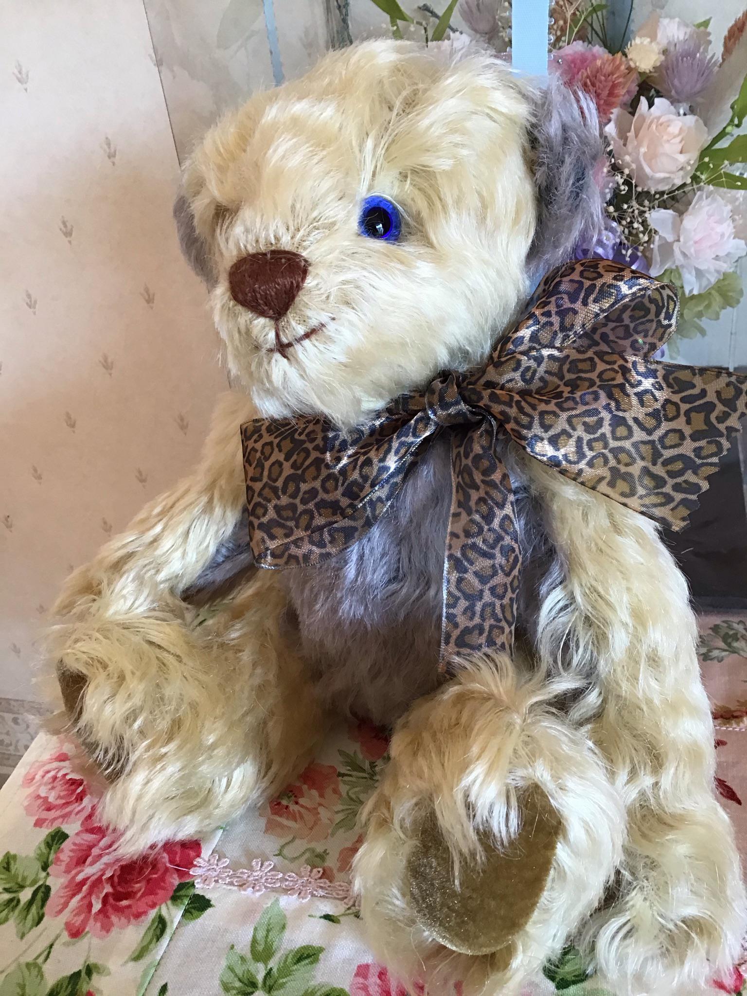 洋服を着たようなテディベア