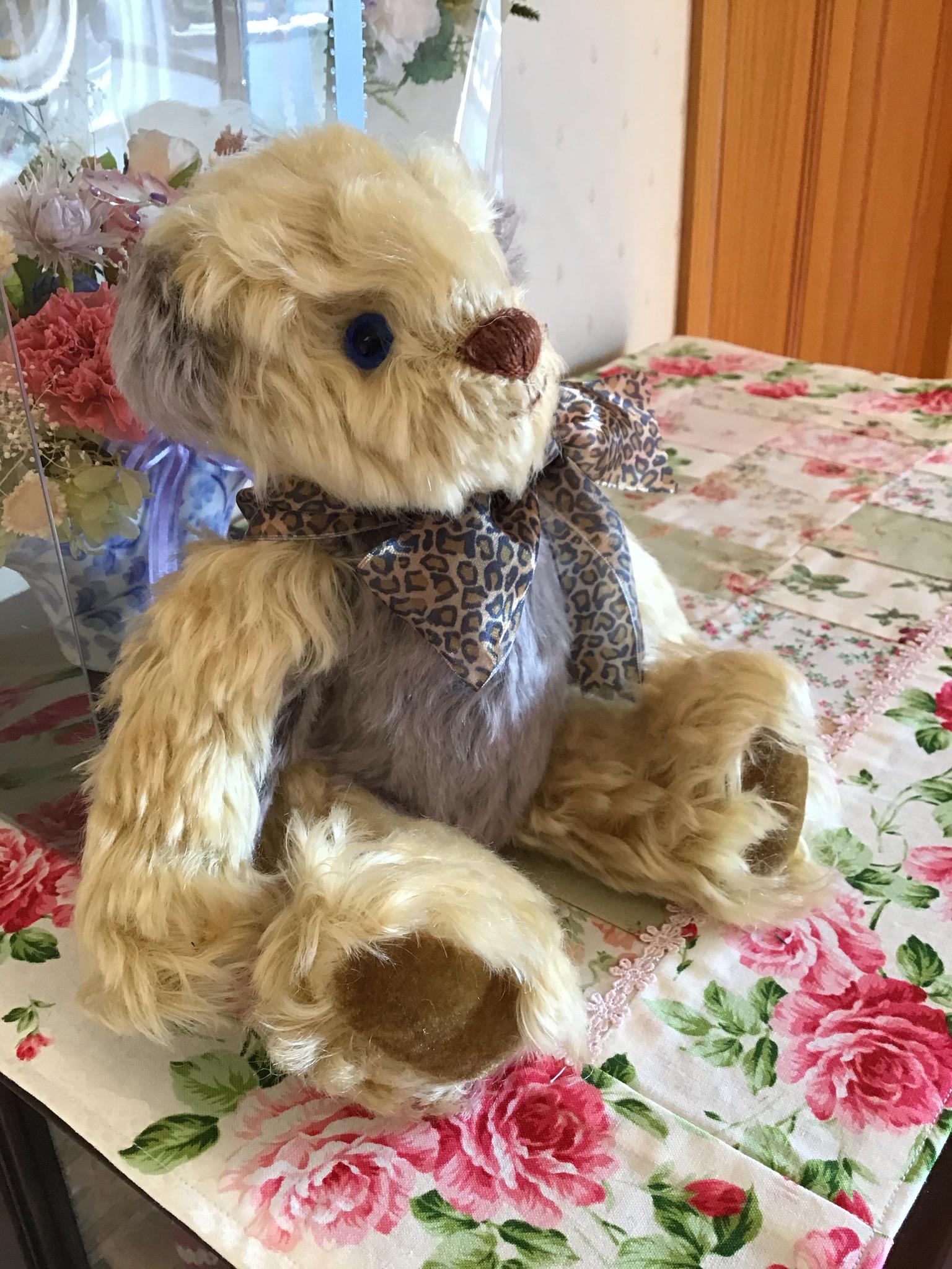 洋服を着たようなテディベア