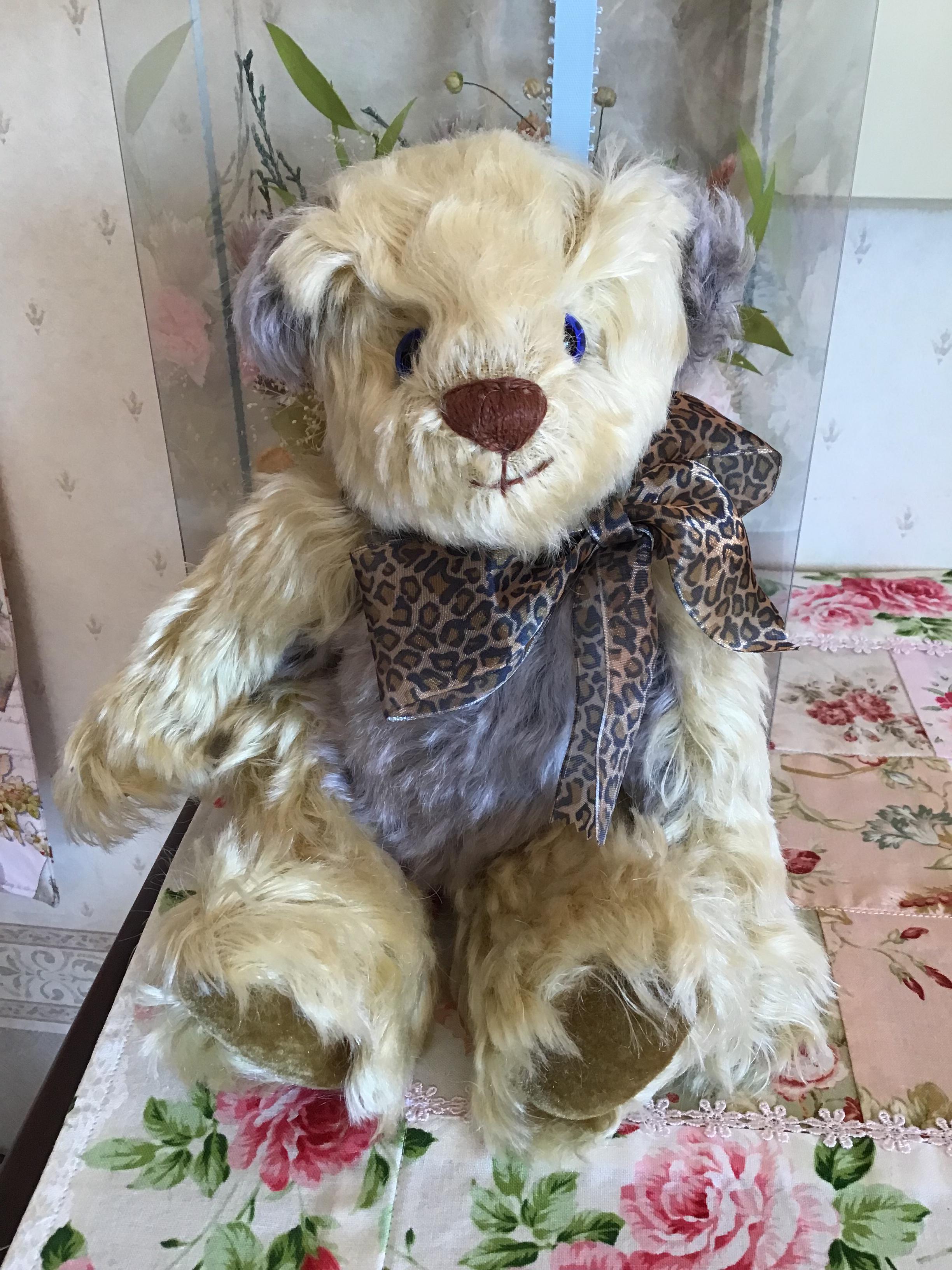 洋服を着たようなテディベア