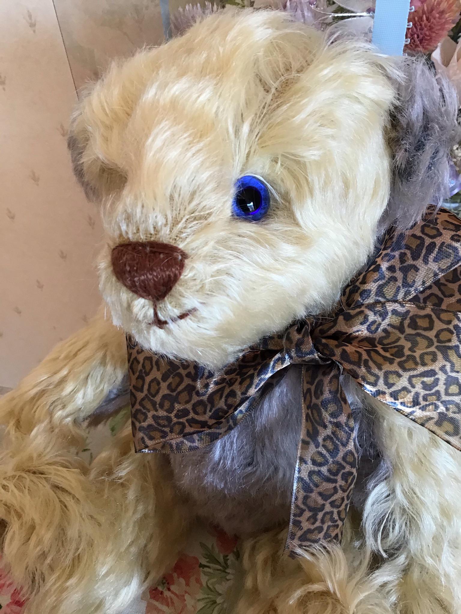 洋服を着たようなテディベアぬいぐるみ