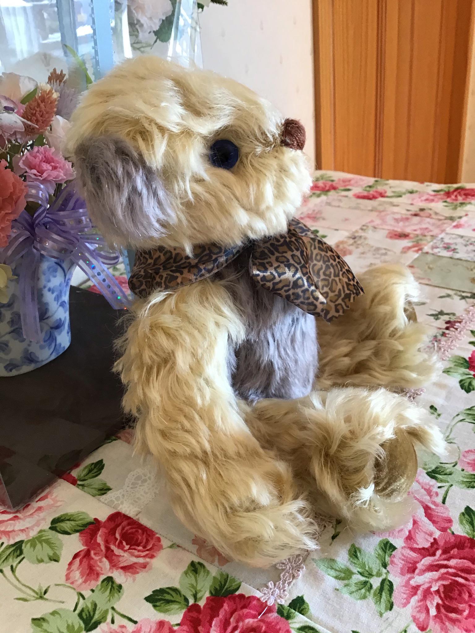 洋服を着たようなテディベア