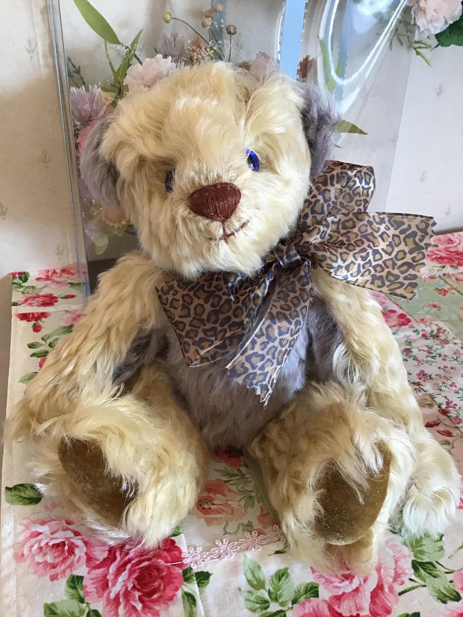 洋服を着たようなテディベア