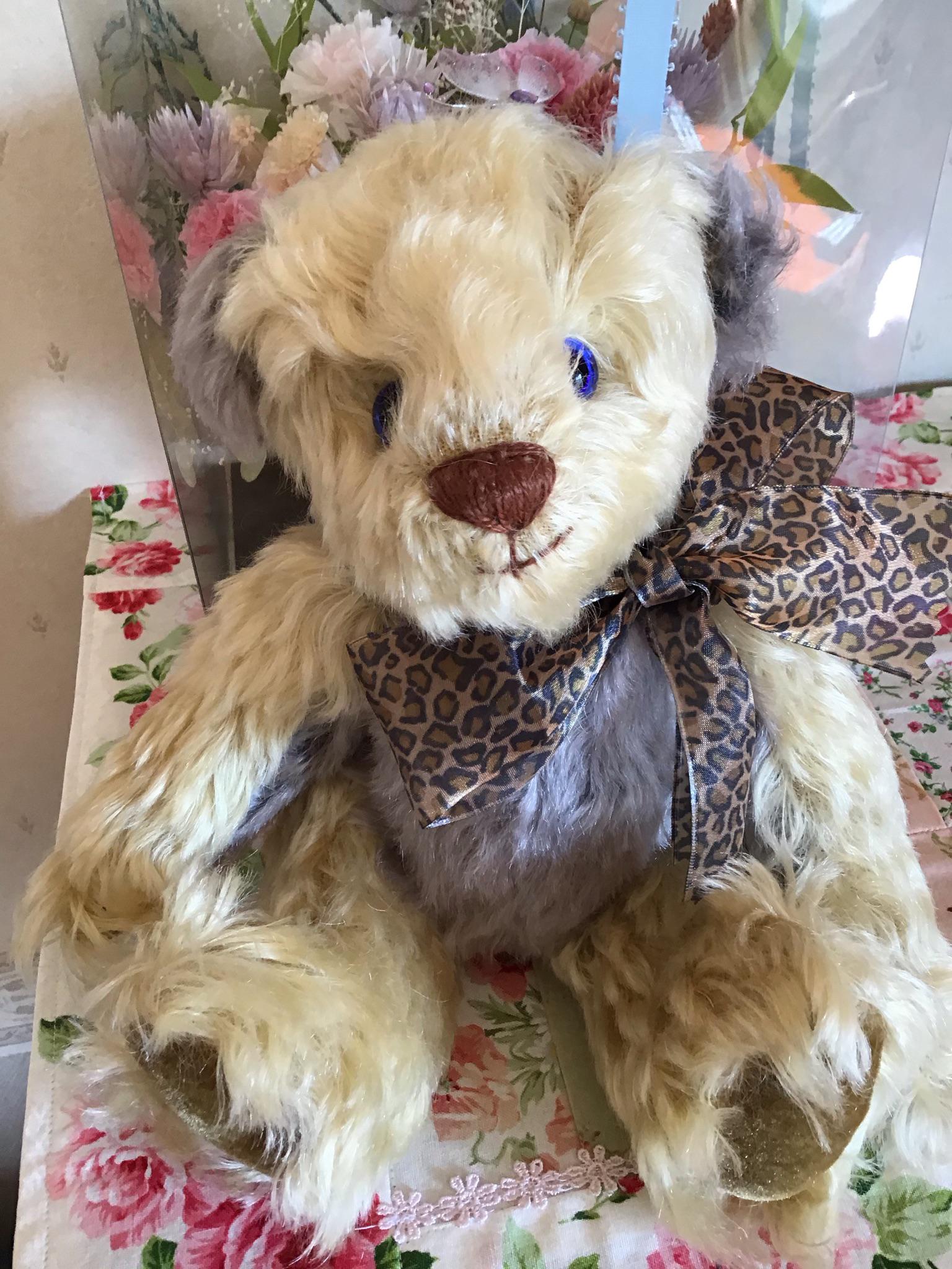 洋服を着たようなテディベア