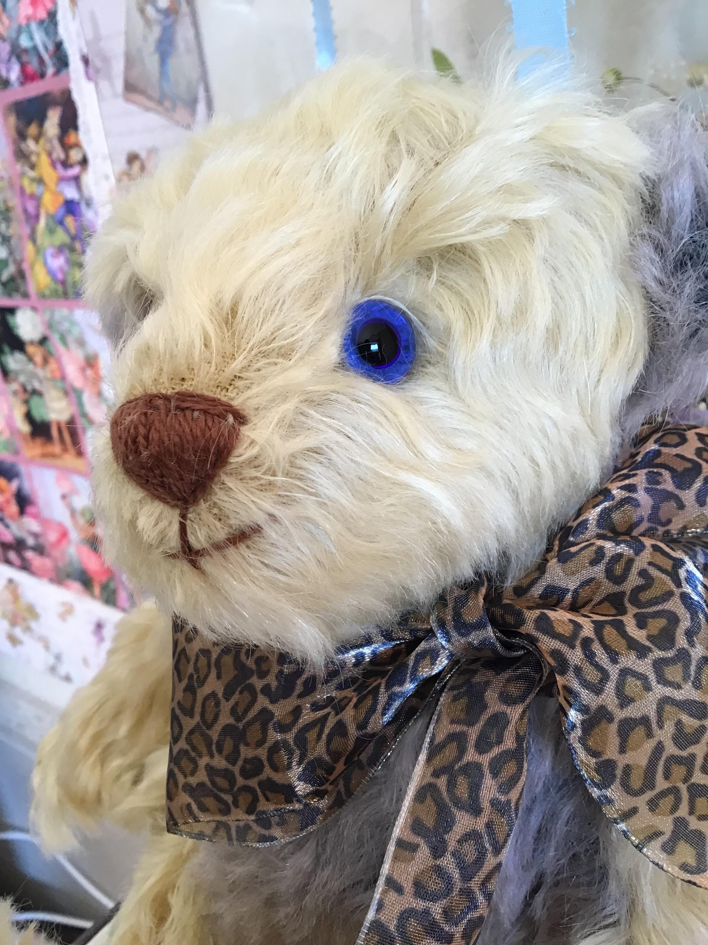 洋服を着たようなテディベア