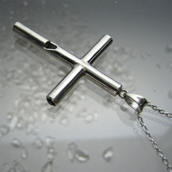 【地震!?】銀の笛　シンプルクロスペンダント（大きめ）　ブラックスピネル　チェーン付　シルバー