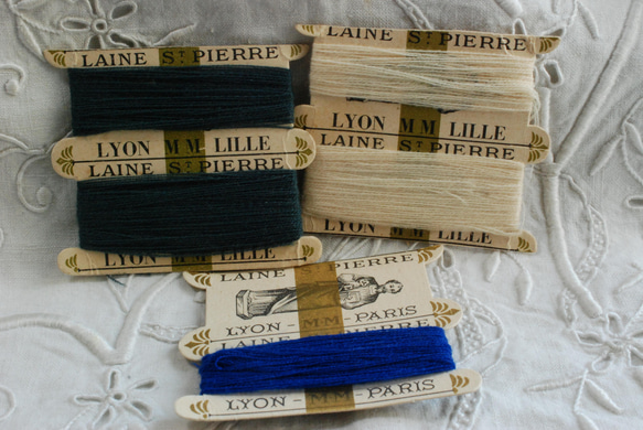 アンティーク糸 レーヌサンピエールの紙製糸巻き　緑・青・白セット 2枚目の画像