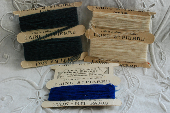 アンティーク糸 レーヌサンピエールの紙製糸巻き　緑・青・白セット 3枚目の画像