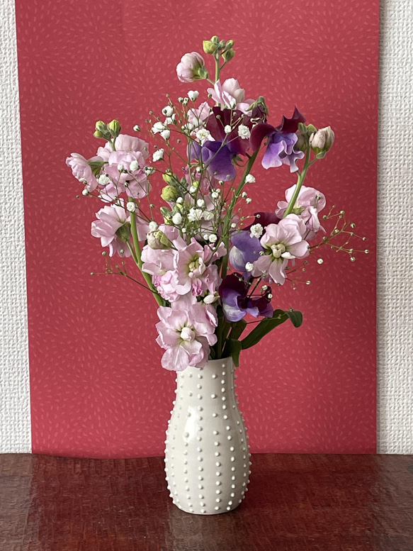 白い花の器(ストライプ模様のドット柄の花瓶) 2枚目の画像