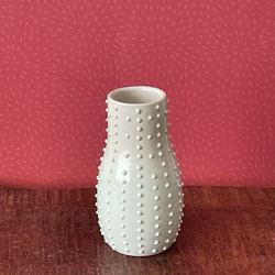 白い花の器(ストライプ模様のドット柄の花瓶) 1枚目の画像