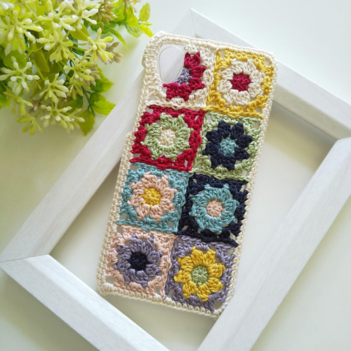 受注製作】小花モチーフつなぎの手編みスマホケース（カラフル