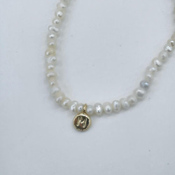 NaNa jewelry   淡水パールイニシャルのネックレス 4枚目の画像