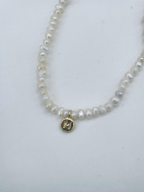 NaNa jewelry   淡水パールイニシャルのネックレス 4枚目の画像