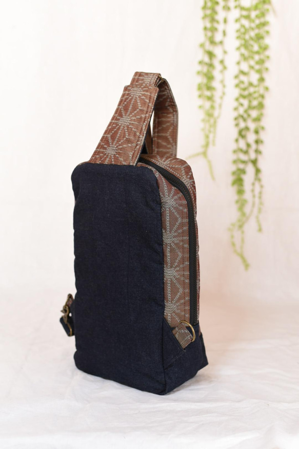 着物リメイク えんじに麻の葉柄の大島紬とデニムのワンショルダーバッグ 5枚目の画像