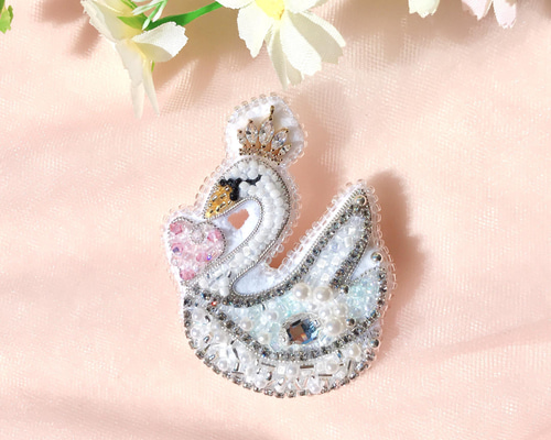 ビーズ刺繍 ✳︎恋するスワンのお姫様ブローチ✳︎ /白鳥/優雅 ビーズ刺繍 ✳︎恋するスワンのお姫様ブローチ✳︎ /白鳥/優雅