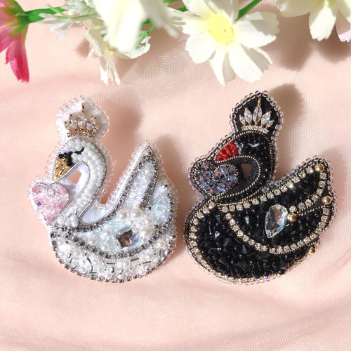ビーズ刺繍 ✳︎恋するスワンのお姫様ブローチ✳︎ /白鳥/優雅
