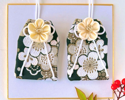 梅のお守り袋（手縫い・つまみ細工／元巫女が仕立てる）〈サイズ