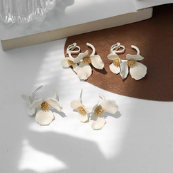 韓国ファッション　白いお花が可愛いイヤリング　アクセサリー　-8104 6枚目の画像