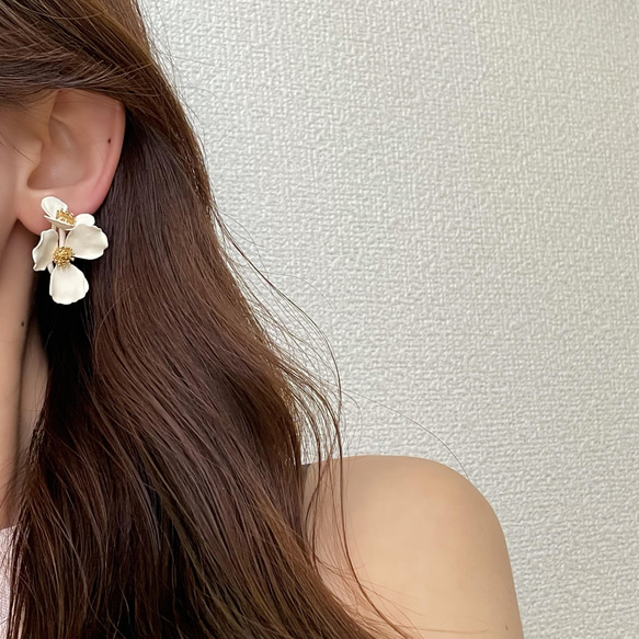 韓国ファッション　白いお花が可愛いイヤリング　アクセサリー　-8104 3枚目の画像