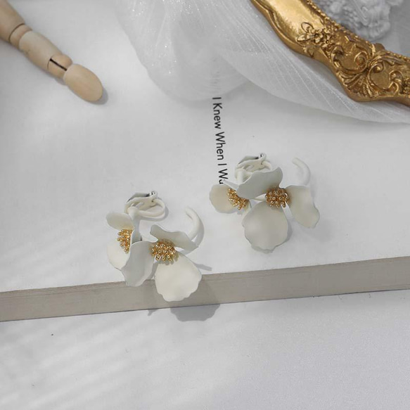 韓国ファッション　白いお花が可愛いイヤリング　アクセサリー　-8104 7枚目の画像