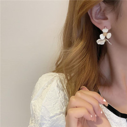 韓国ファッション　白いお花が可愛いイヤリング　アクセサリー　-8104 5枚目の画像