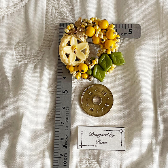 ミモザと蜂と　イギリスヴィンテージボタンと日本ヴィンテージガラスビーズのブローチ 13枚目の画像
