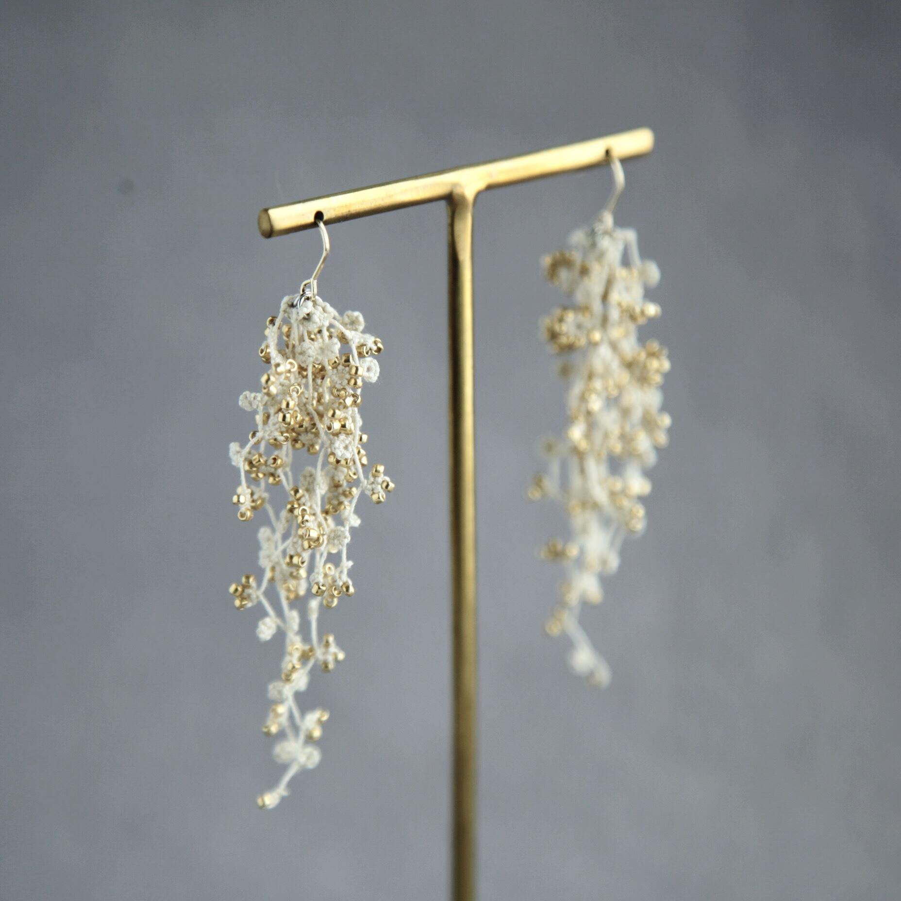 タティングレース×ビーズ　光の粒ピアス　ゴールド