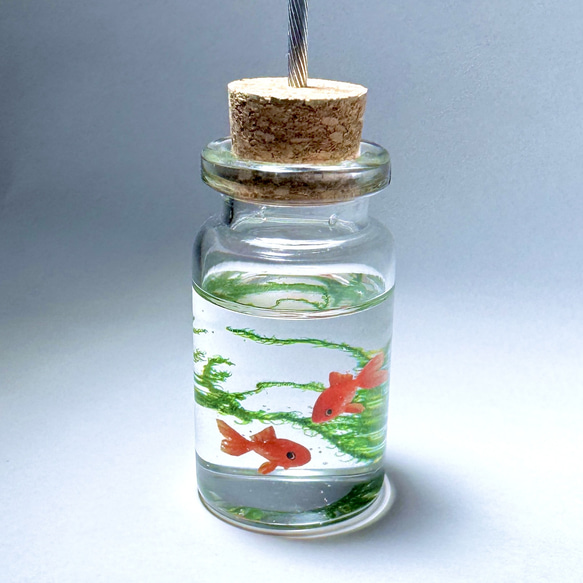硝子の小瓶で泳ぐ金魚　メモスタンド 4枚目の画像