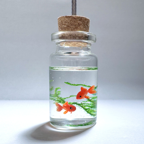 硝子の小瓶で泳ぐ金魚　メモスタンド 1枚目の画像