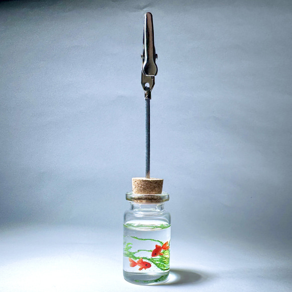 硝子の小瓶で泳ぐ金魚　メモスタンド 2枚目の画像