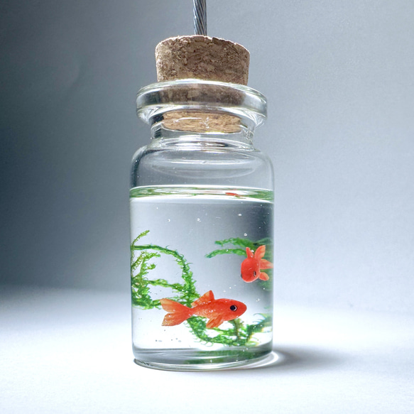 硝子の小瓶で泳ぐ金魚　メモスタンド 5枚目の画像