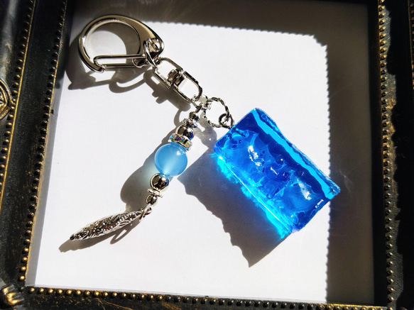 海のブルージェイドのキーホルダー☆再販4 / レジン /波 / 初夏 / 海の