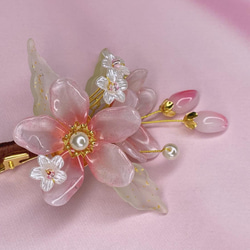 桃の花のヘアクリップ 硝子製 2枚目の画像