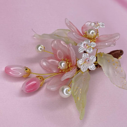 桃の花のヘアクリップ 硝子製 4枚目の画像