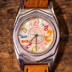 数字の色、角度、サイズ、字体がすべて異なる腕時計(Buckley Medium/店頭在庫品) 2枚目の画像