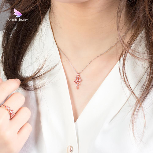 サクラネックレス 春風に舞う桜に心ときめいて 4℃の「Sakura Collection 2023