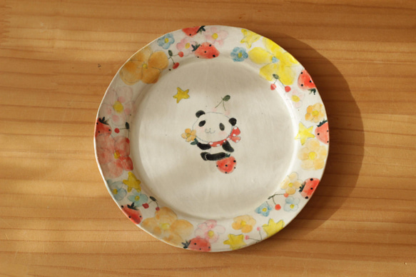 　粉引きカラフルお花とベビーパンダのリムケーキ皿。 1枚目の画像