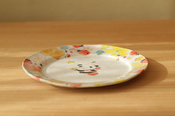 　粉引きカラフルお花とベビーパンダのリムケーキ皿。 6枚目の画像