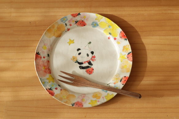 　粉引きカラフルお花とベビーパンダのリムケーキ皿。 4枚目の画像