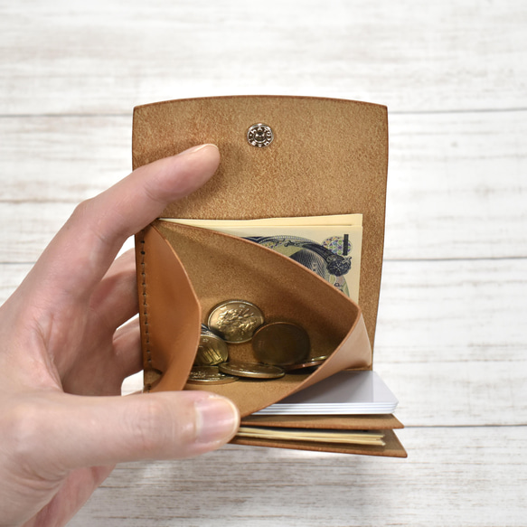 無需折疊即可收納紙幣的迷你錢包，可像零錢包一樣使用。駝色意大利皮革【左手可選】 第5張的照片