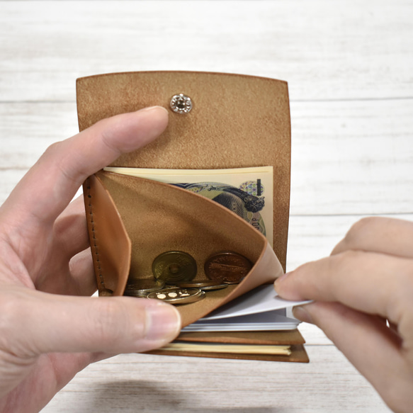 無需折疊即可收納紙幣的迷你錢包，可像零錢包一樣使用。駝色意大利皮革【左手可選】 第7張的照片