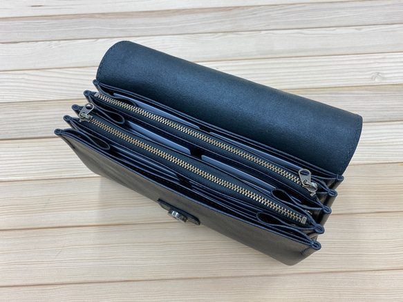 お財布ショルダーポーチ（ブラック）カード４０枚分 バッグやポシェットのような大容量長財布 6枚目の画像