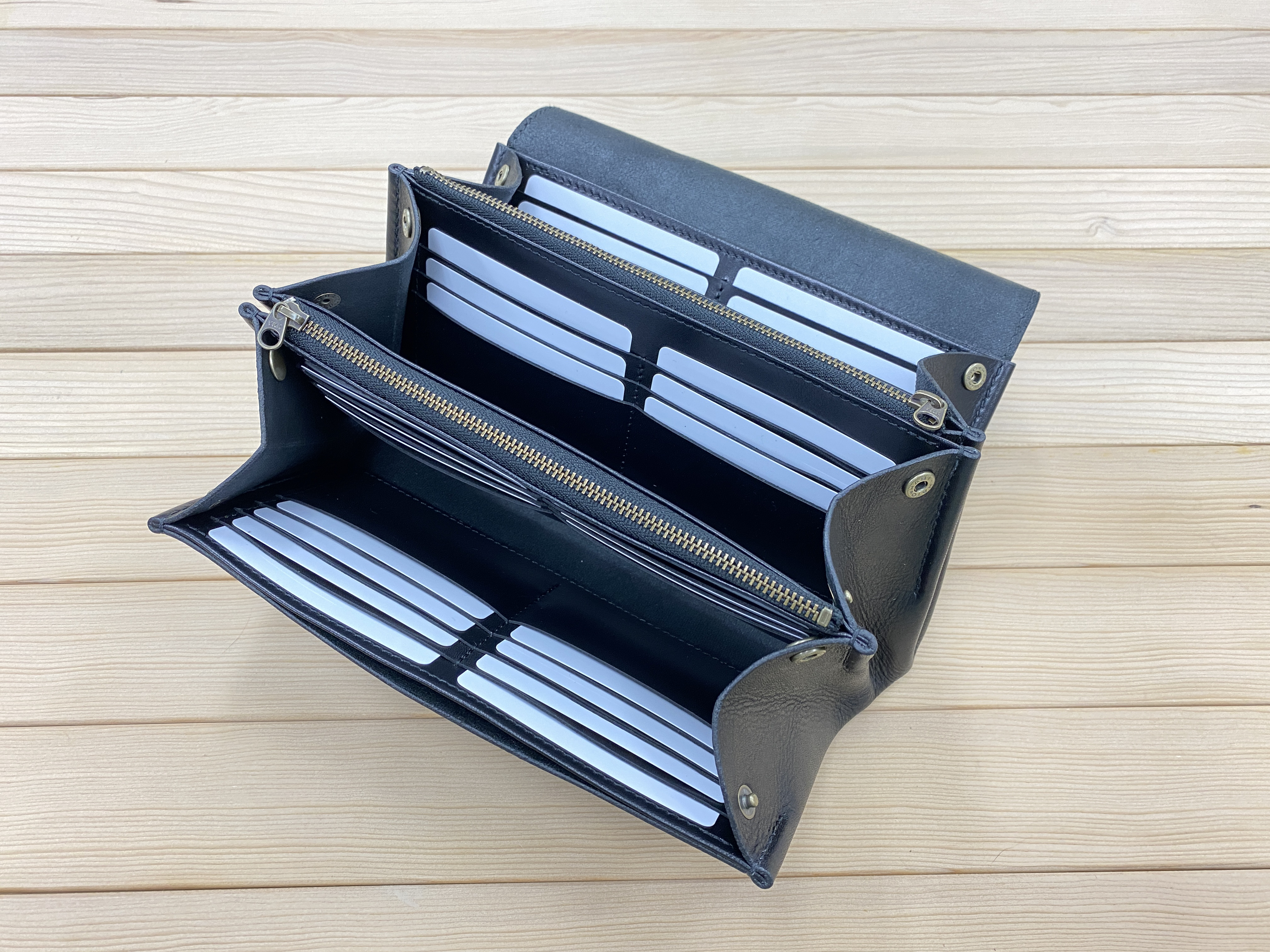 お財布ショルダーポーチ（ブラック）カード４０枚分 バッグやポシェットのような大容量長財布