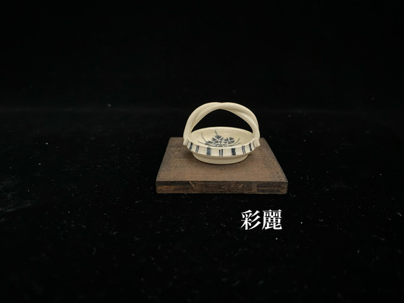ミニチュア陶器　手付鉢　呉須絵花紋 1枚目の画像